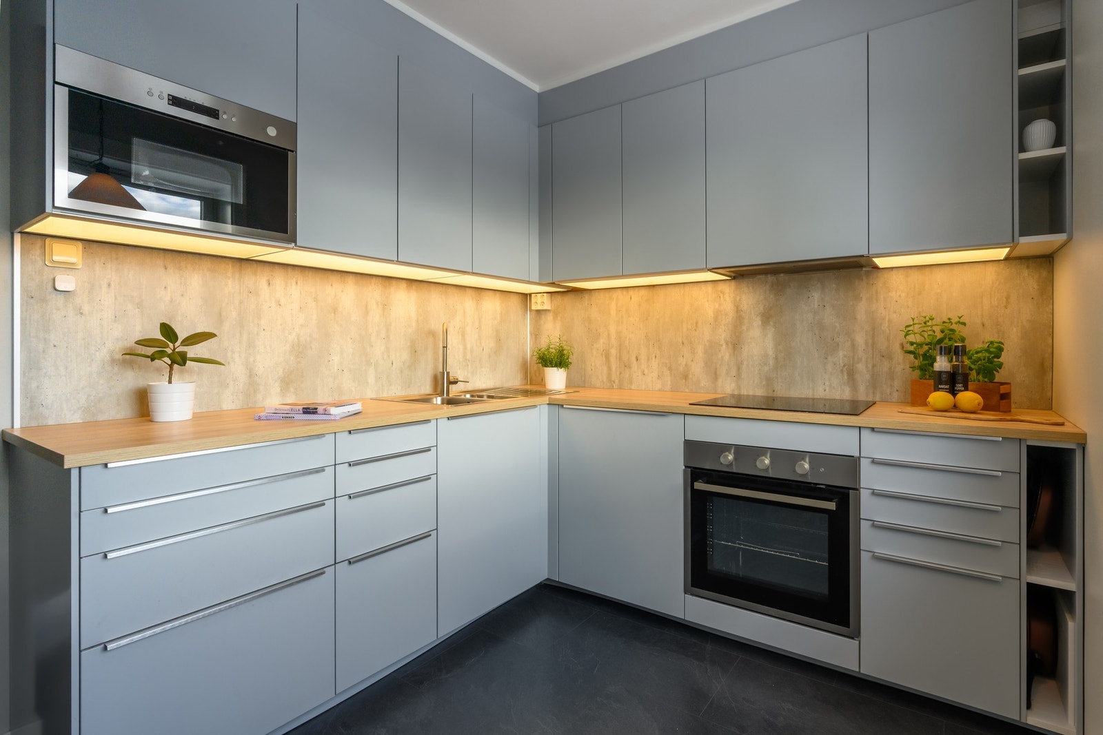 Innredningen har glatte fronter og laminat benkeplate med oppvaskkum og ettgreps blandebatteri. Galleribilde