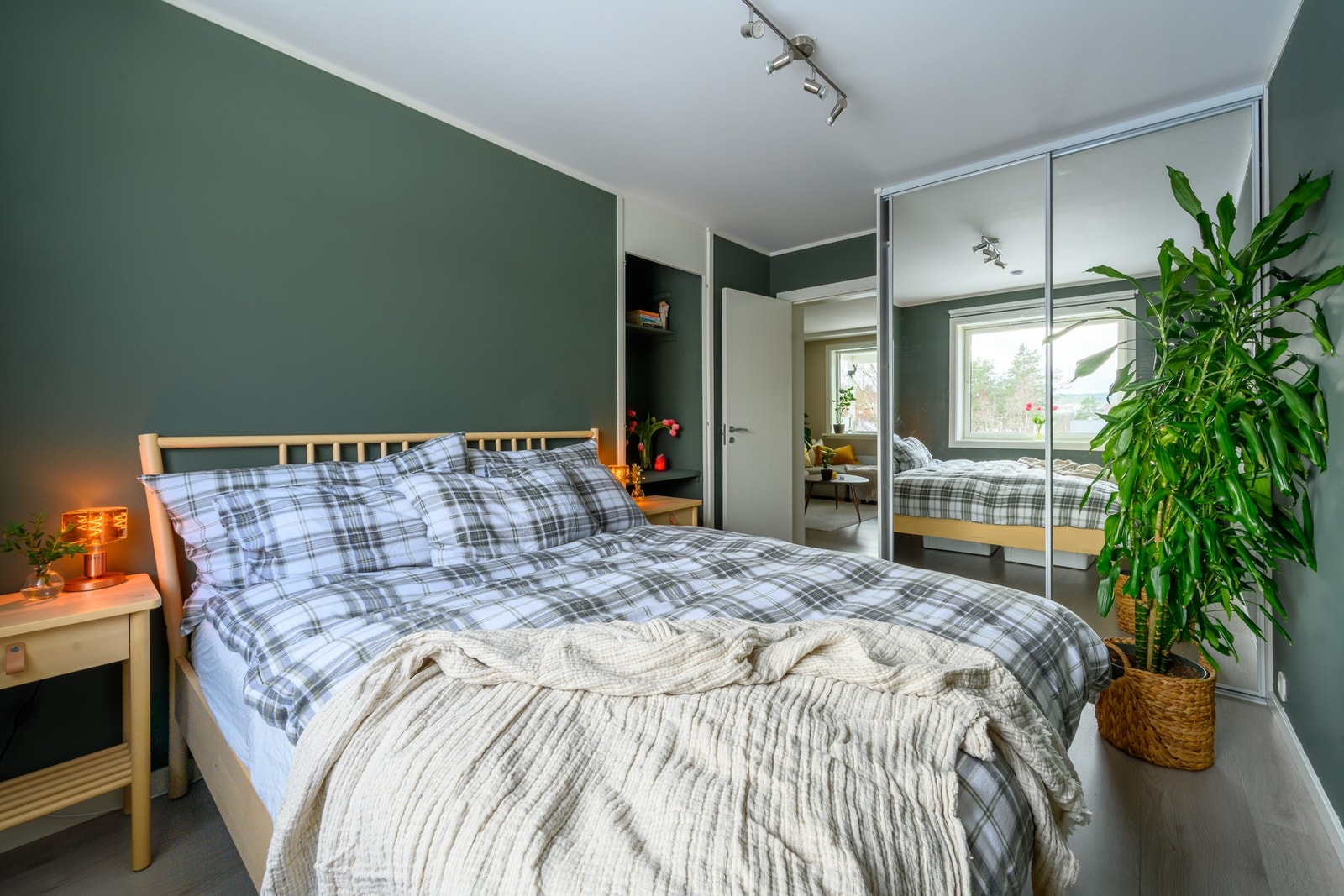 Veggene er malt i en lun grønnfarge som gir rommet en rolig og behagelig atmosfære. Galleribilde