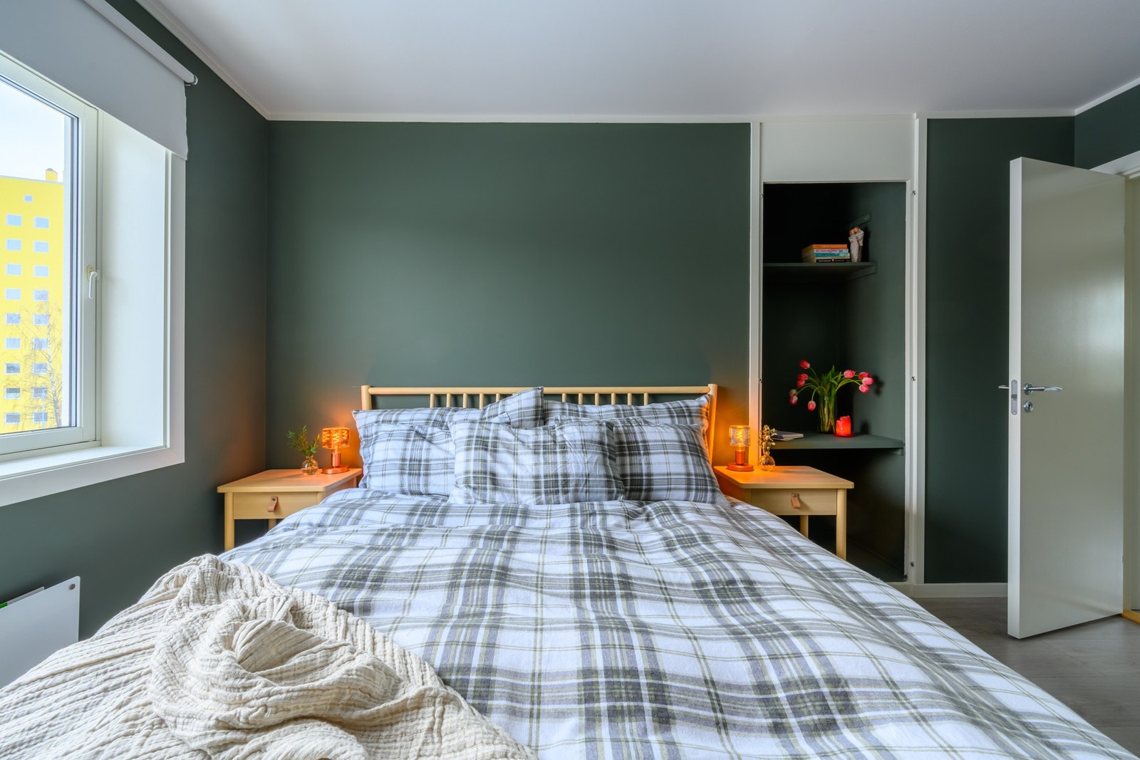 Hovedsoverommet fremstår romslig med god plass til dobbeltseng og garderobe. Galleribilde