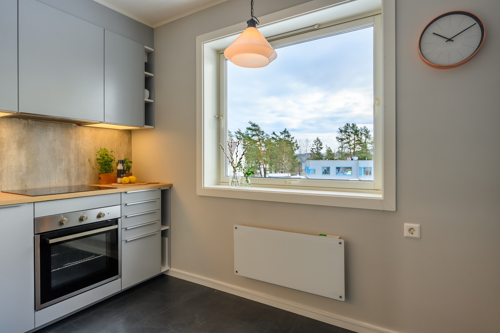 Kjøkkenet ligger separat fra stuen og fremstår funksjonelt og pent med innredning fra 2018. Galleribilde