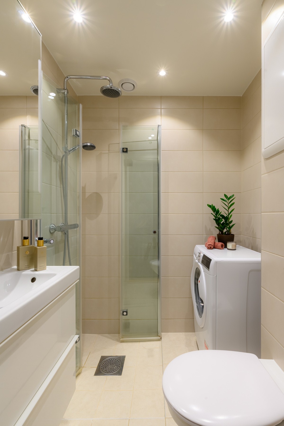 Badet er flislagt på gulv og vegger og har elektrisk gulvvarme som sørger for god komfort. Galleribilde