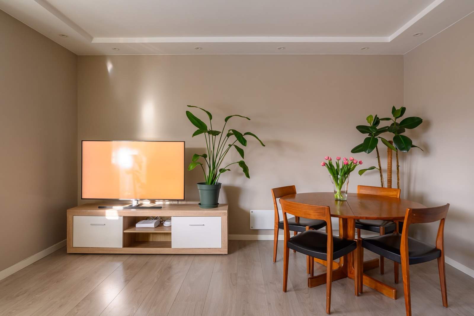 Veggene er malt i lyse nyanser som sammen med laminatgulv gir et moderne og nøytralt uttrykk. Galleribilde