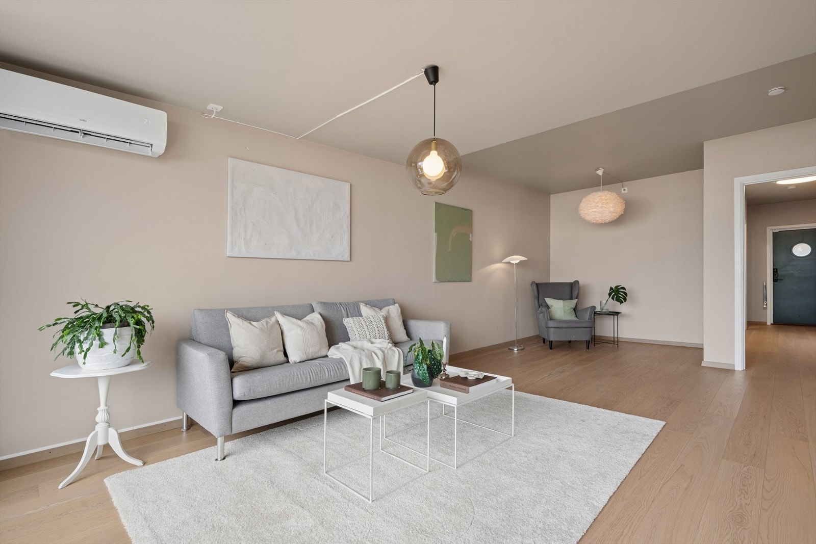 Gjennomgående i boligen er lys, enstavs parkett på gulv og malte flater i tidsriktige farger med listefrie overganger mellom vegg og tak. Tidløst og klassisk! Galleribilde