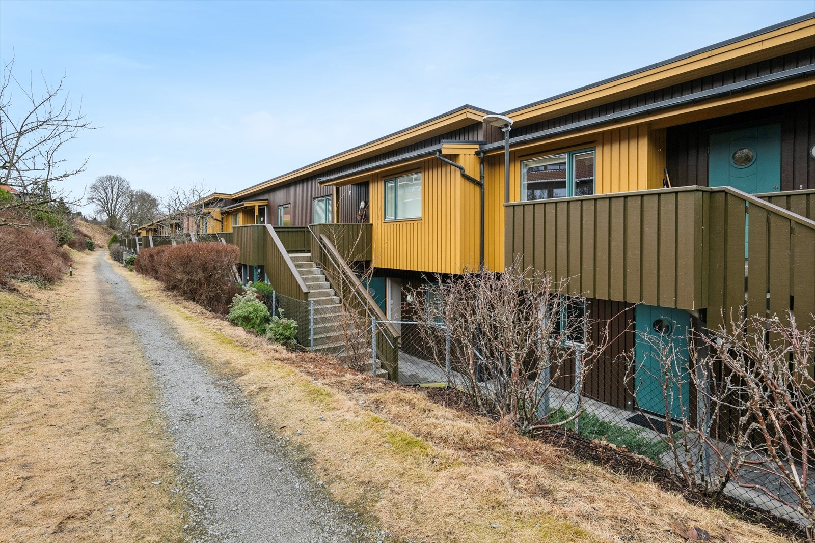 Leiligheten ligger fint til i byggets andre etasje og har herlig morgensol ved inngangspartiet. Leiligheten disponerer også parkering i lukket garasjeanlegg og har heis fra garasjeanlegget opp til leiligheten. Galleribilde