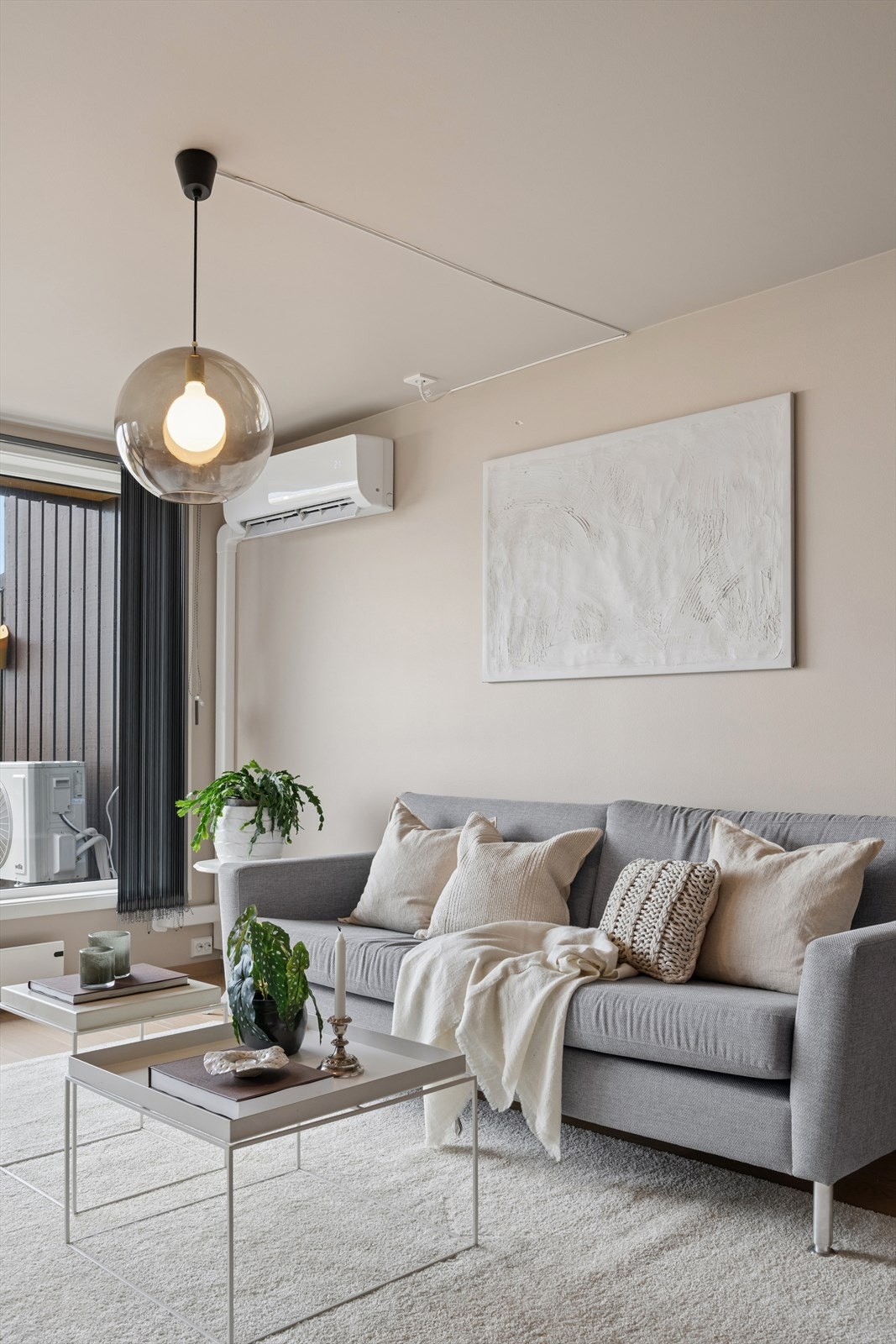 Stuen er utstyrt med en varmepumpe fra 2024 som sørger for god- og energieffektiv oppvarming. Galleribilde