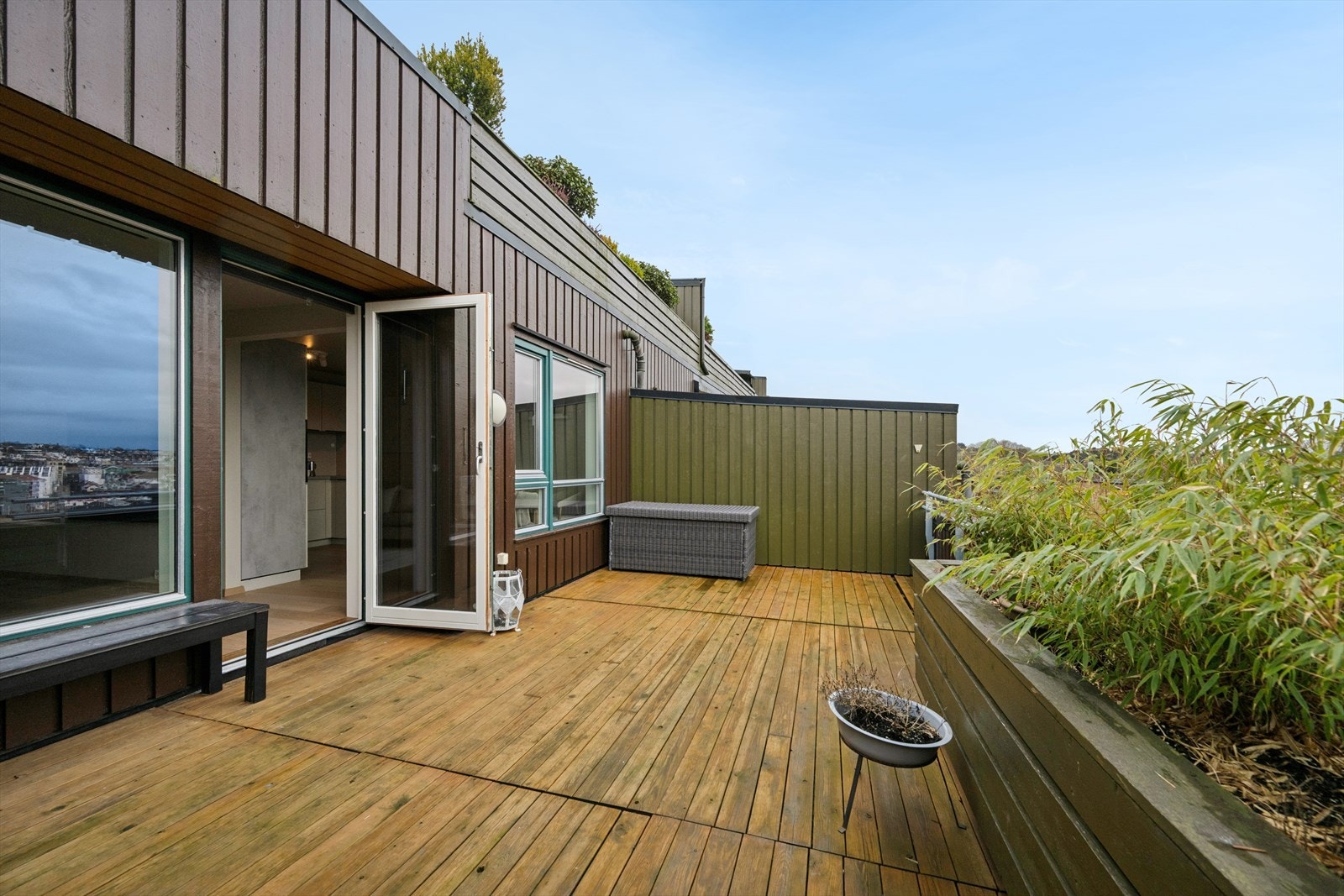 Leiligheten er del av de populære terrasseblokkene som ligger attraktivt til, like i bakkant av Maxi i Sandnes. Her bor man sentrumsnært, men tilbaketrukket. Galleribilde