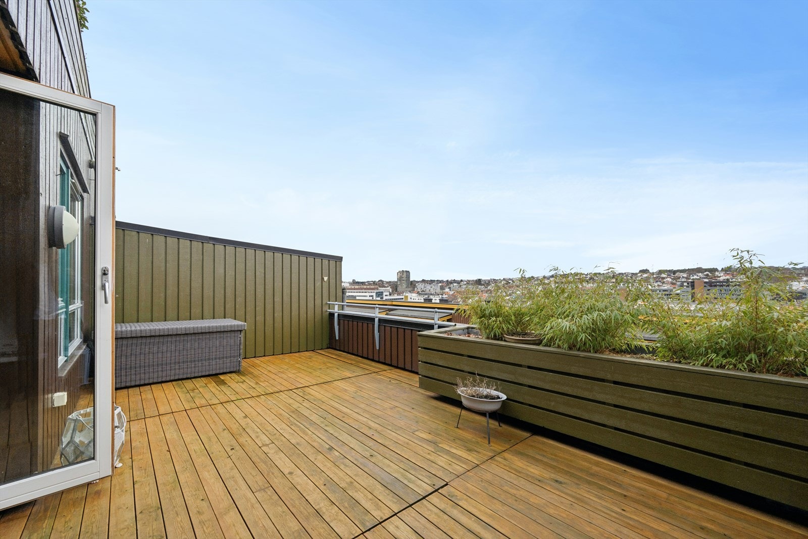 Leiligheten har en herlig terrasse på hele 24 kvm med gode møbleringmuligheter og flott utsikt. Galleribilde