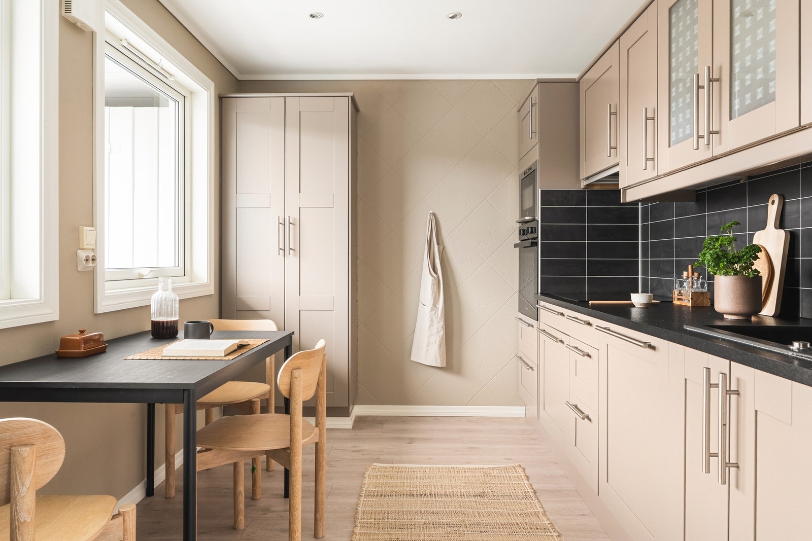 Her er det godt med oppbevaringsplass i skuffer og skap, samt arbeidsplass på benkeplaten. Galleribilde