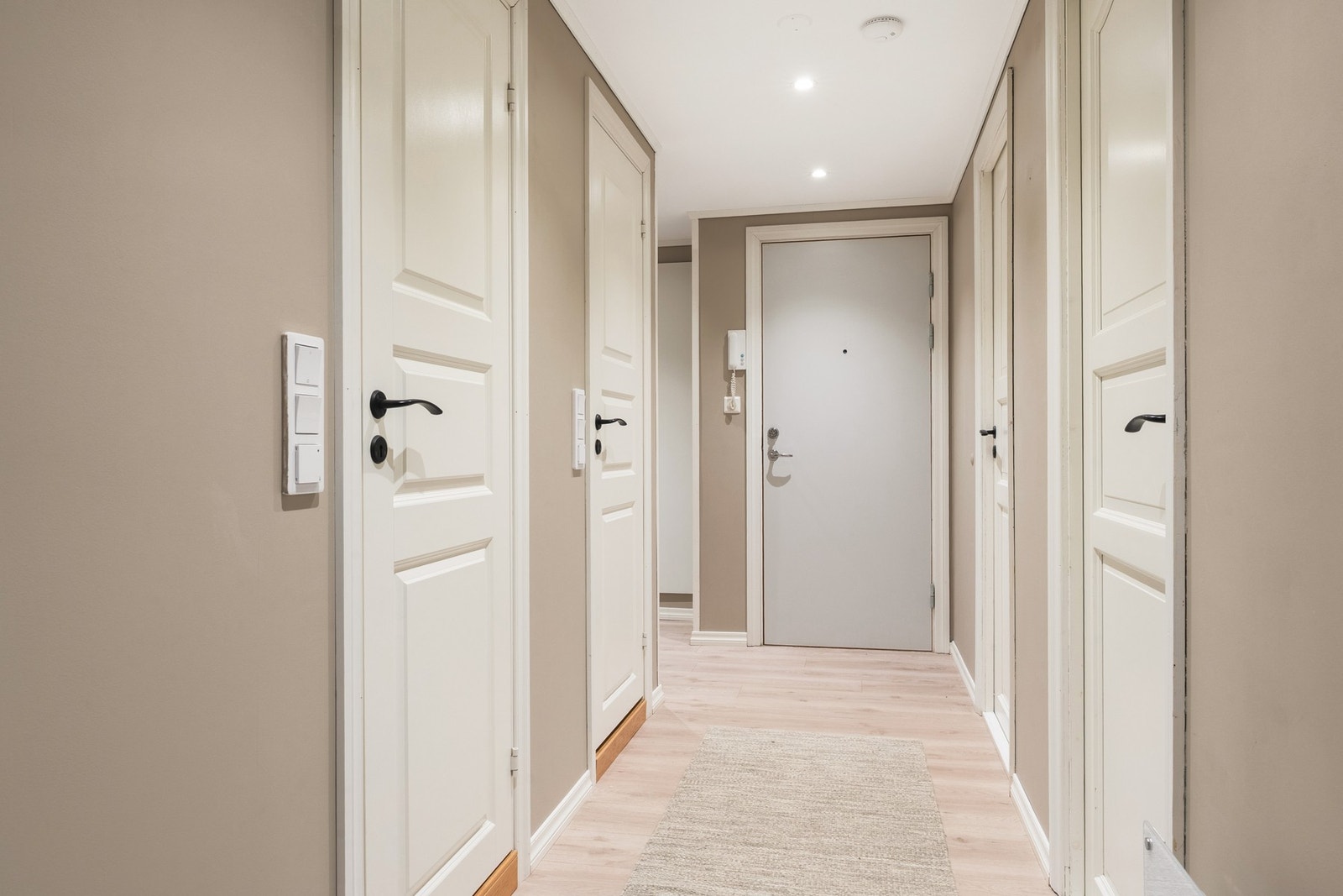 Entréen måles til 9,3 kvm. Galleribilde