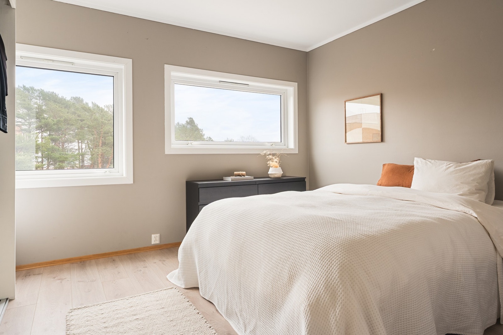 Leilighetens hovedsoverom måles til 12,9 kvm. og har god plass til en stor seng med nattbord på hver side. Galleribilde