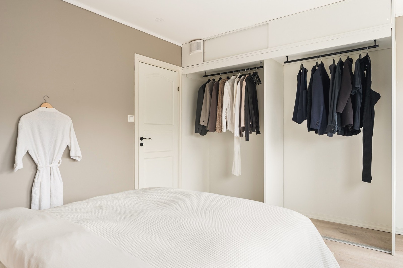 Det er også godt med oppbevaringsplass i en praktisk garderobeløsning. Galleribilde