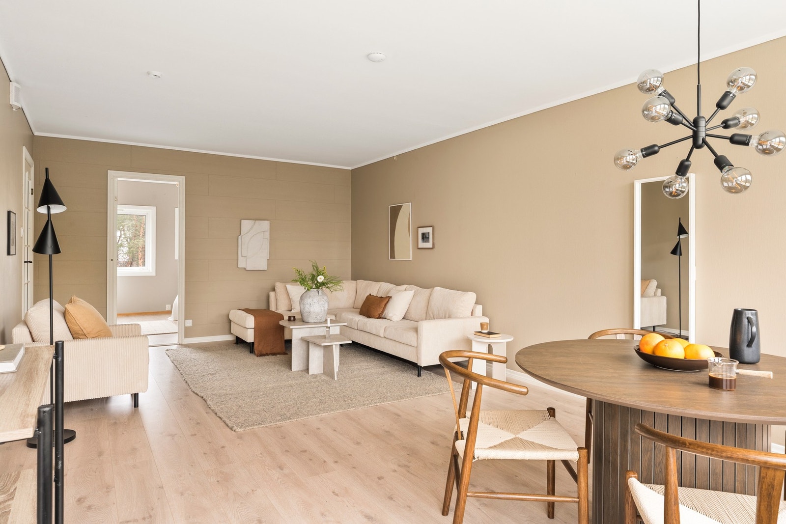 Leiligheten har 1-stavs laminat og vinyl på gulv. Galleribilde