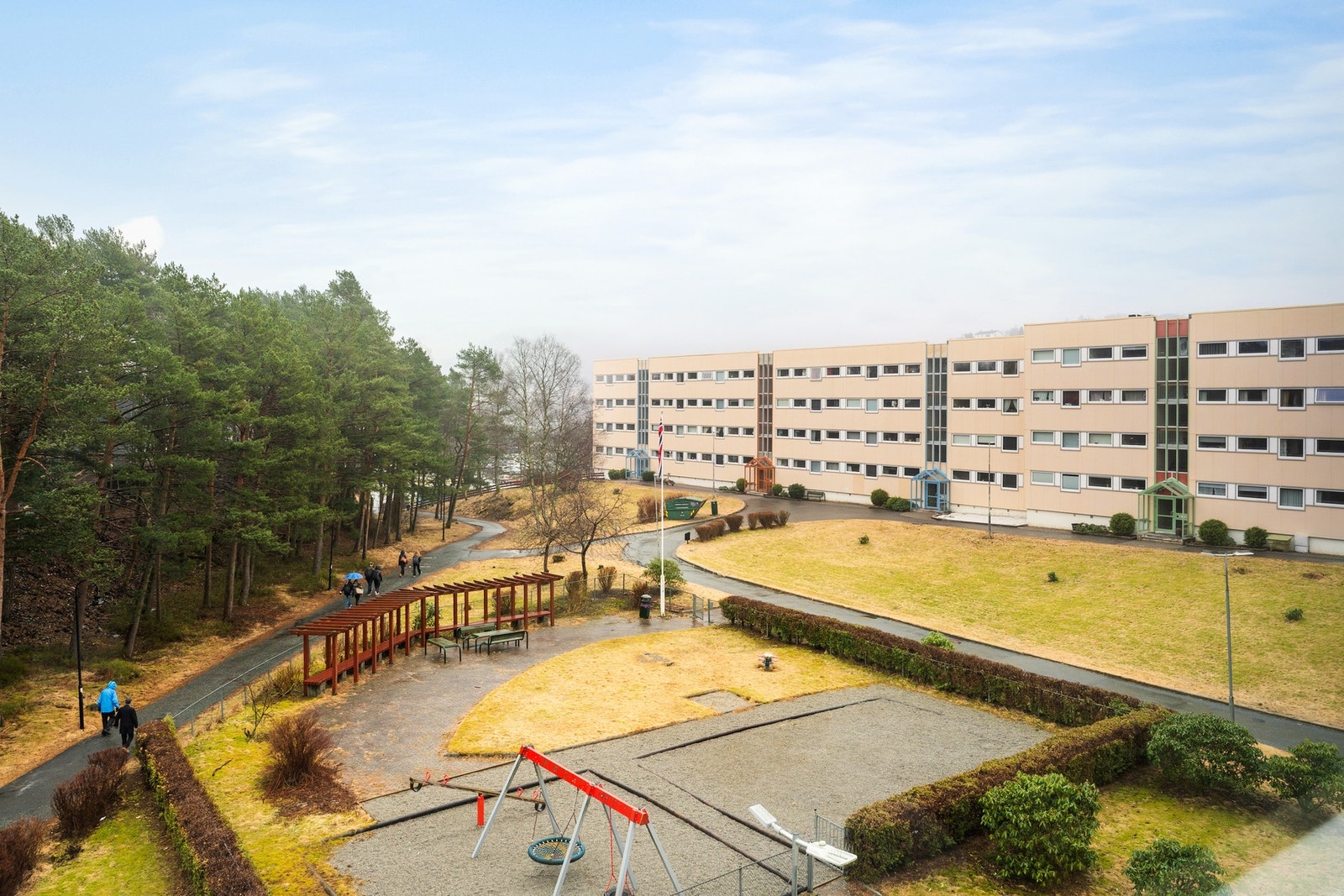 Med leiligheten er det to parkeringstillatelser som følger på felles oppstillingsplass, samt at det er flotte fellesarealer i borettslaget. Galleribilde