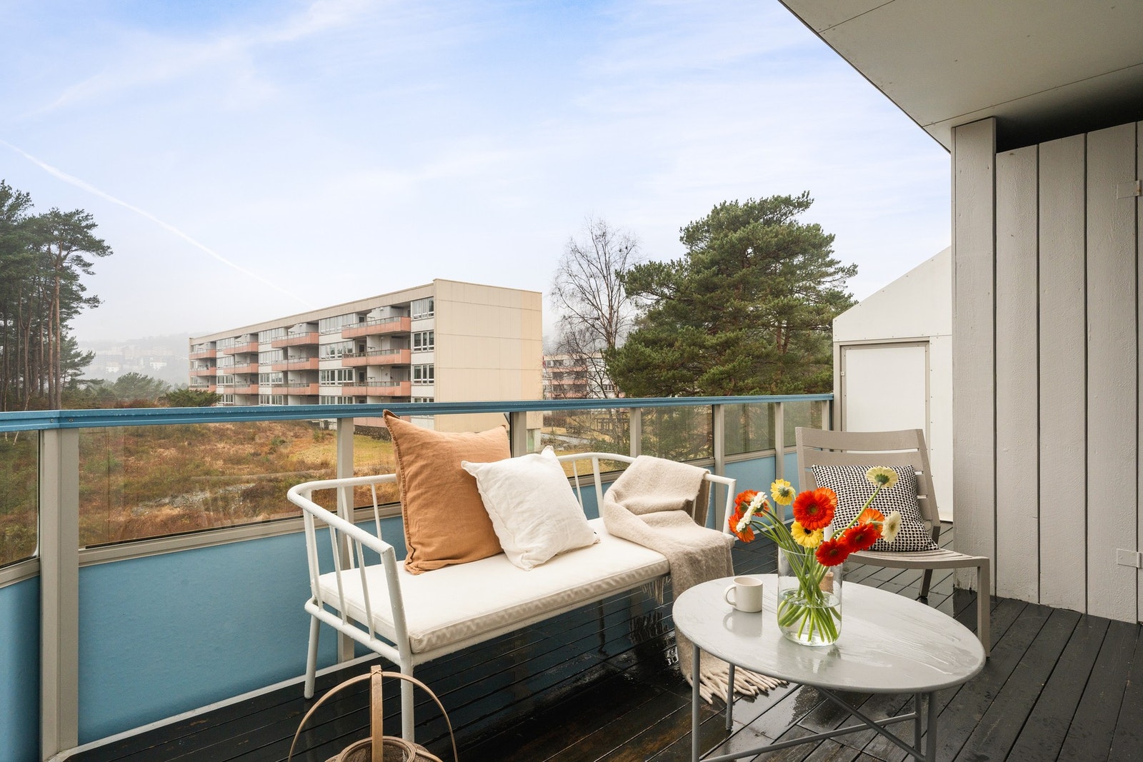 Balkongen måles til 14 kvm. og har god plass til å møblere med en koselig sittegruppe, slik at fine dager kan nytes. Galleribilde