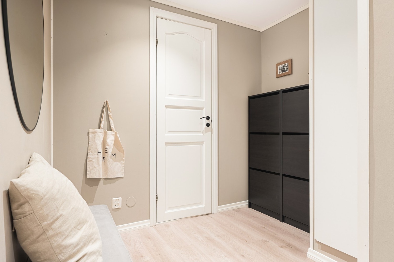 Like ved inngangsdøren er det god plass til å møblere med oppbevaringsløsninger til yttertøy og sko. Galleribilde