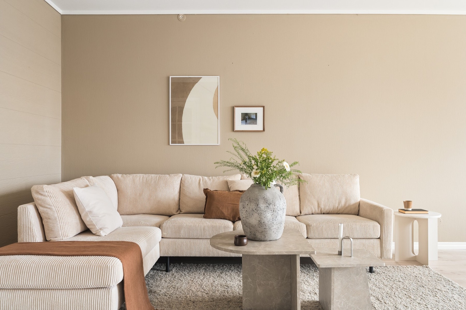 Det er god plass til den favoriserte sofakroken og spisebord. Galleribilde