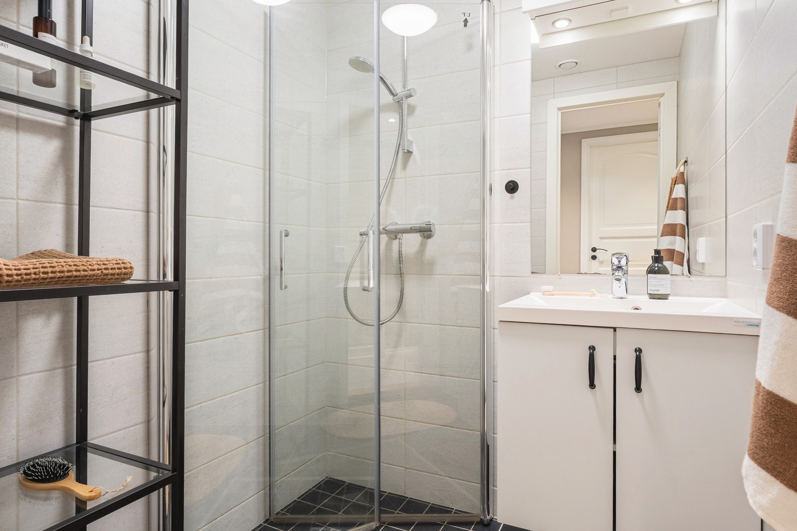 Leilighetens bad måles til 2,4 kvm. og er helfliset med underliggende varmekabler. Det er pusset opp i 2020 i regi av borettslaget. Galleribilde