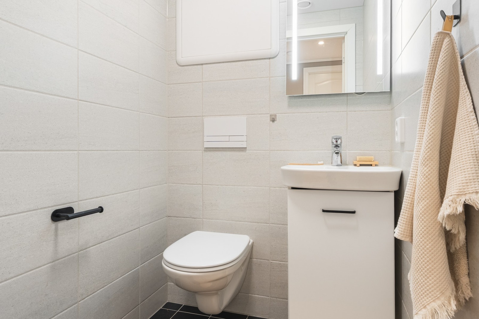 Toalettrommet som måles til 1,6 kvm. er også helfliset med underliggende varmekabler. Galleribilde