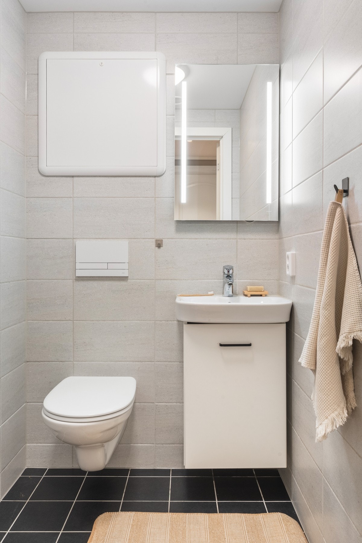 Det er innredet med vegghengt toalett, møblement, speil og belysning. Galleribilde