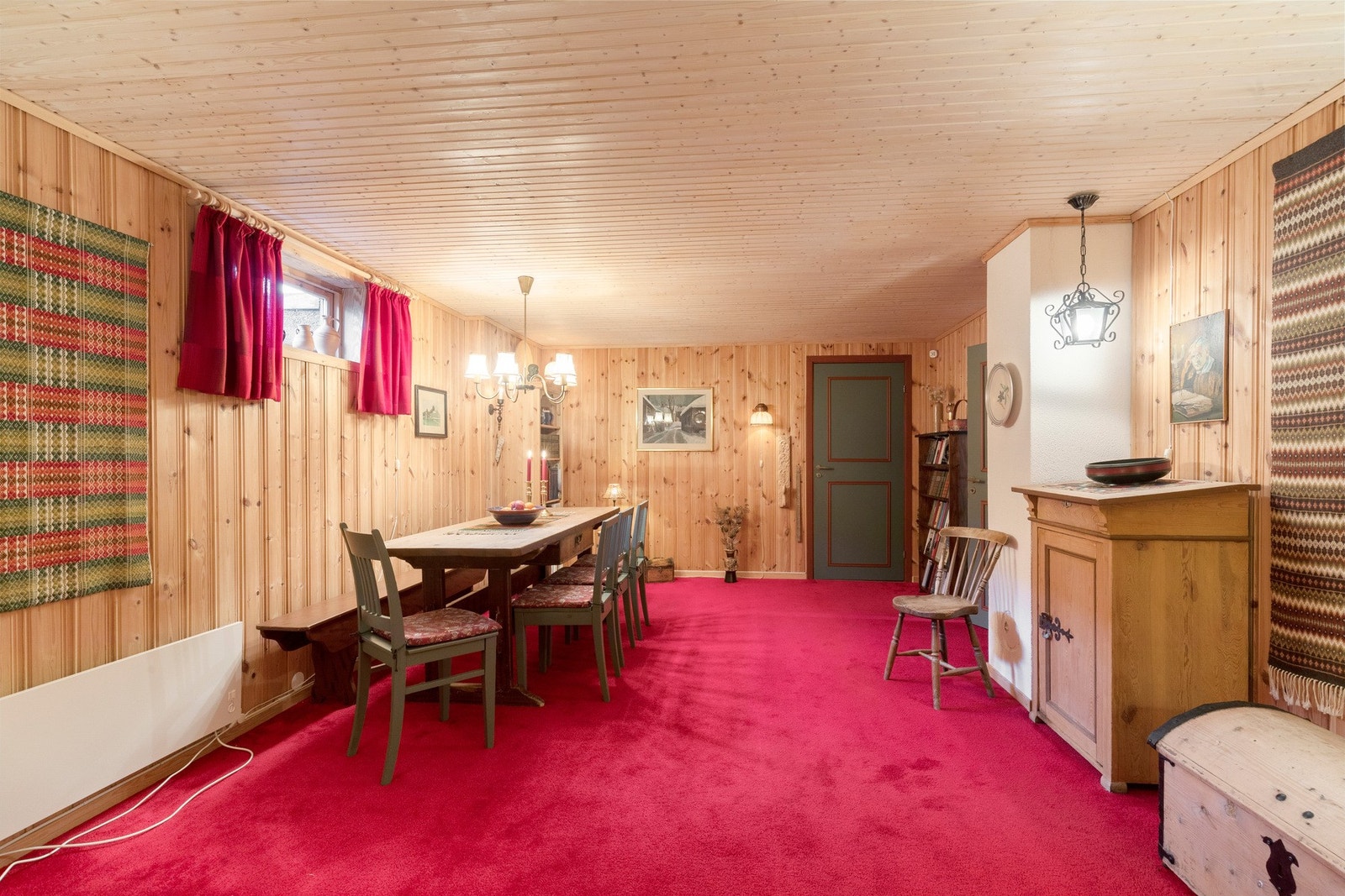 Rom innredet som kjellerstue måler 25 kvm. Rommet er ikke godkjent som rom for varig opphold. Galleribilde