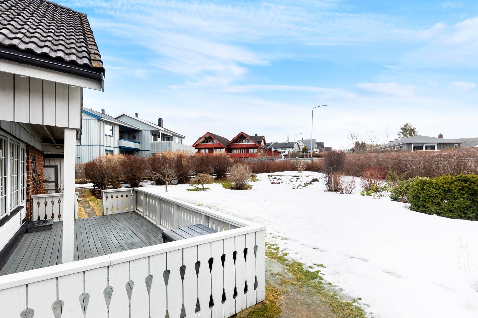 Her bosetter du deg med nærhet til skoler, barnehager, marka, fjorden og en rekke servicefasiliteter. Kort vei til busstopp, togstasjon og E6 som sikrer enkel pendling. Galleribilde