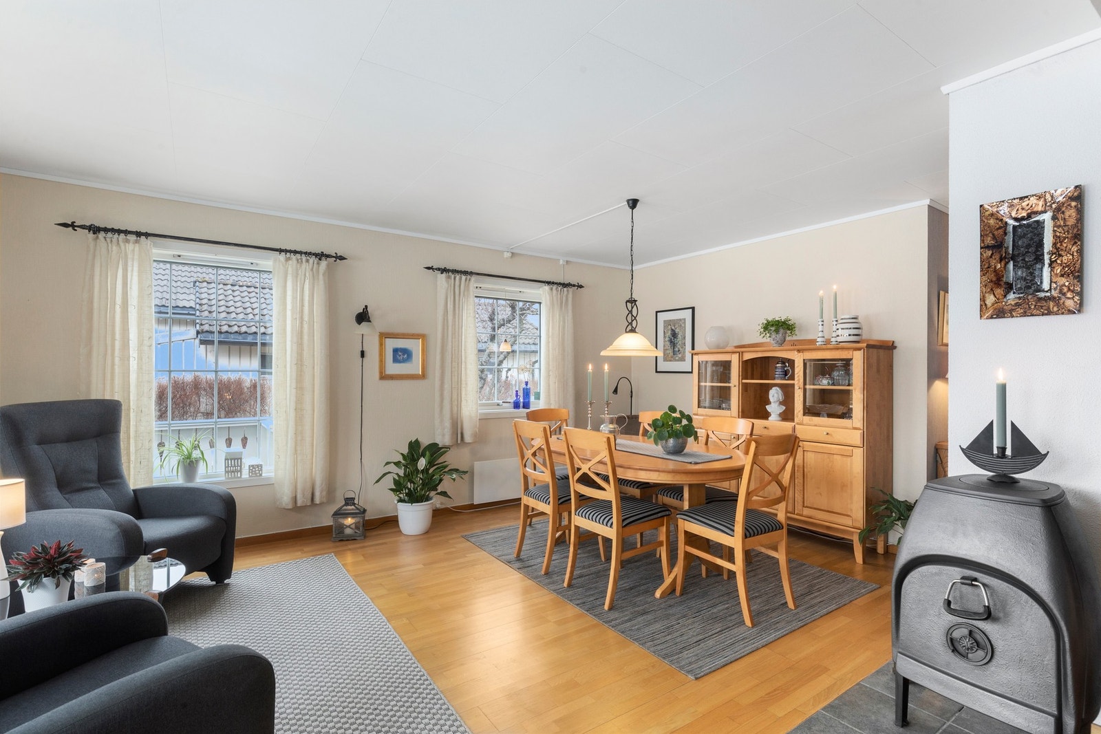 Stuen er utstyrt med vedovn som bidrar til et lunt og godt inneklima. Galleribilde