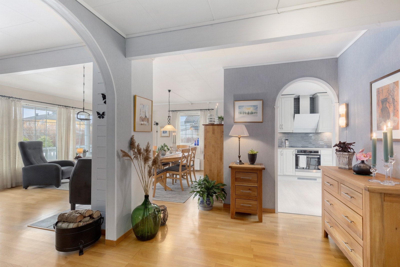 Velkommen inn! Første etasje kan by på en fin planløsning med romslig stue, kjøkken, entré og wc-rom. Galleribilde