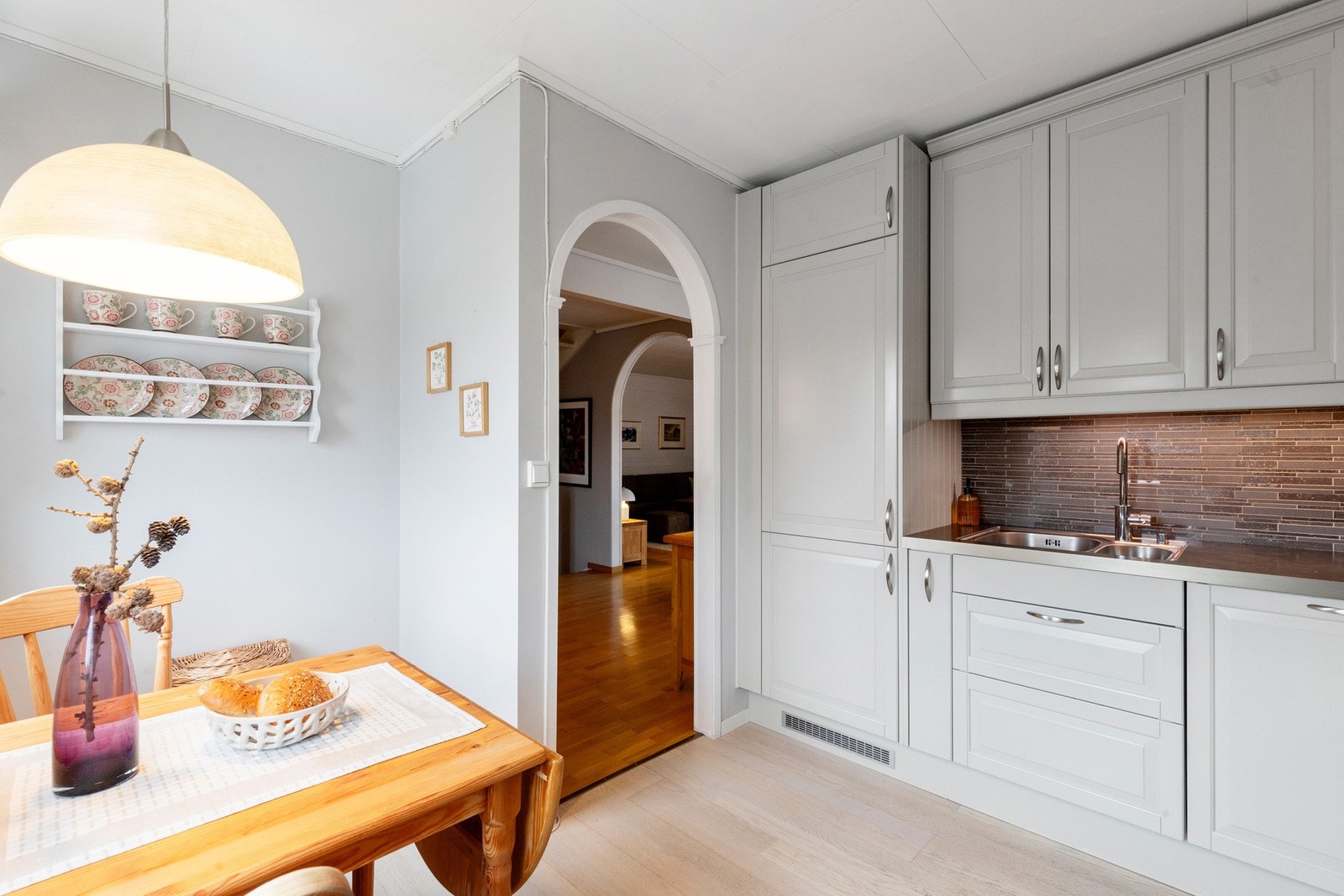 Kjøkkenet tilbyr integrerte hvitevarer som stekeovn, platetopp, oppvaskmaskin og kombiskap som alle selvfølgelig medfølger i handelen. Galleribilde