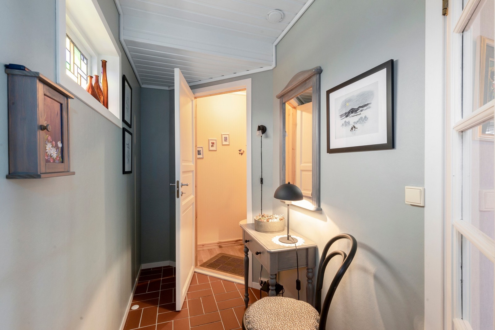 Boligens velkomst er en fin entré med flislagt gulv. Galleribilde