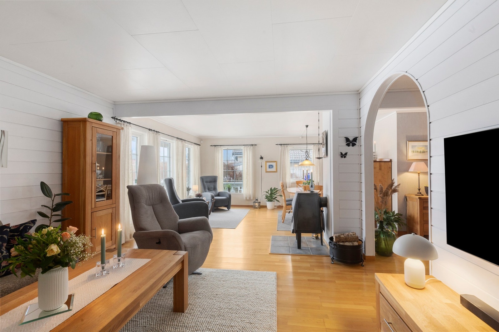 Den romslige stua måler 47 kvm og tilbyr flere generøse møbleringssoner. Galleribilde