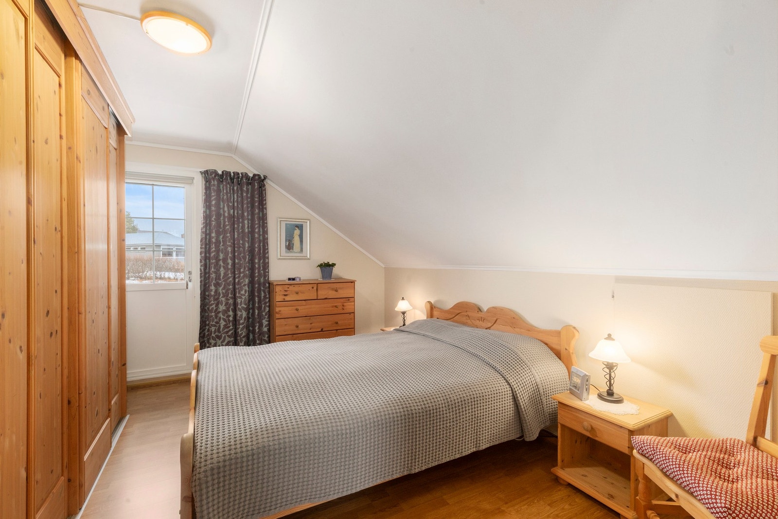 Hovedsoverommet er målt til 10 kvm. Her har du plass til både stor seng og garderobe. Galleribilde