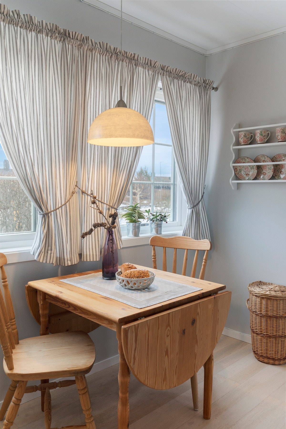 På kjøkkenet har du også plass til et trivelig frokostbord, et fint supplement til spisestua i en travel hverdag. Galleribilde