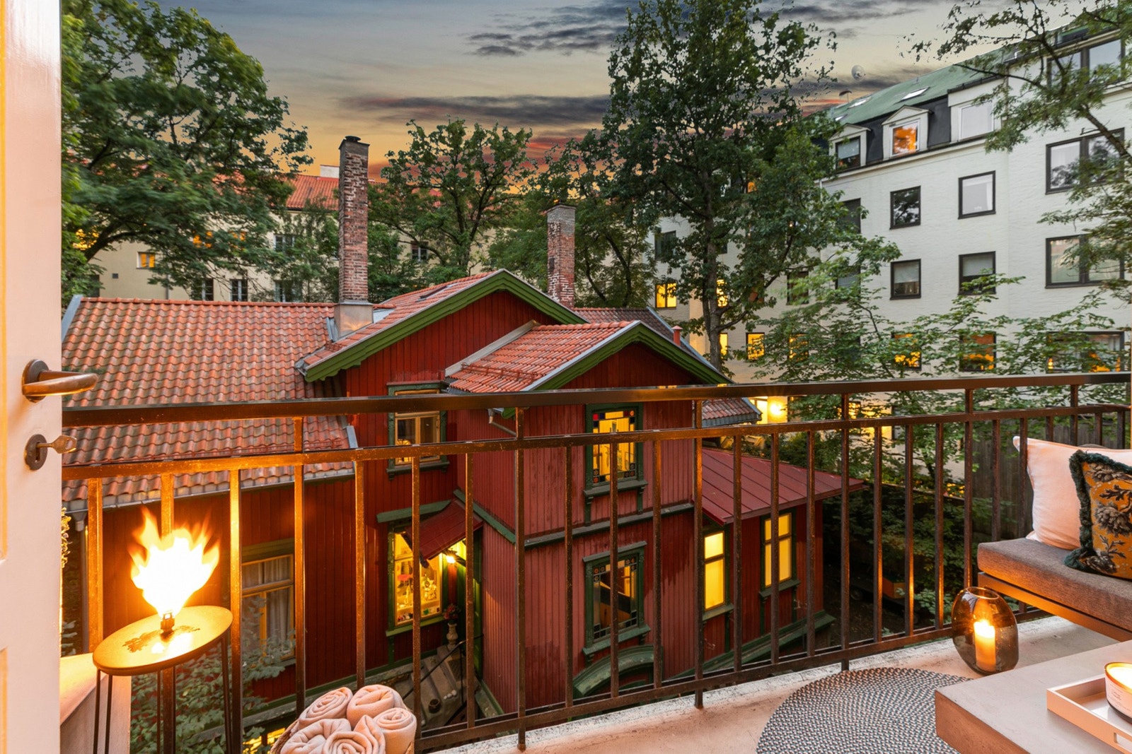 Koselig stemning på balkongen som vender mot rolig bakgård Galleribilde