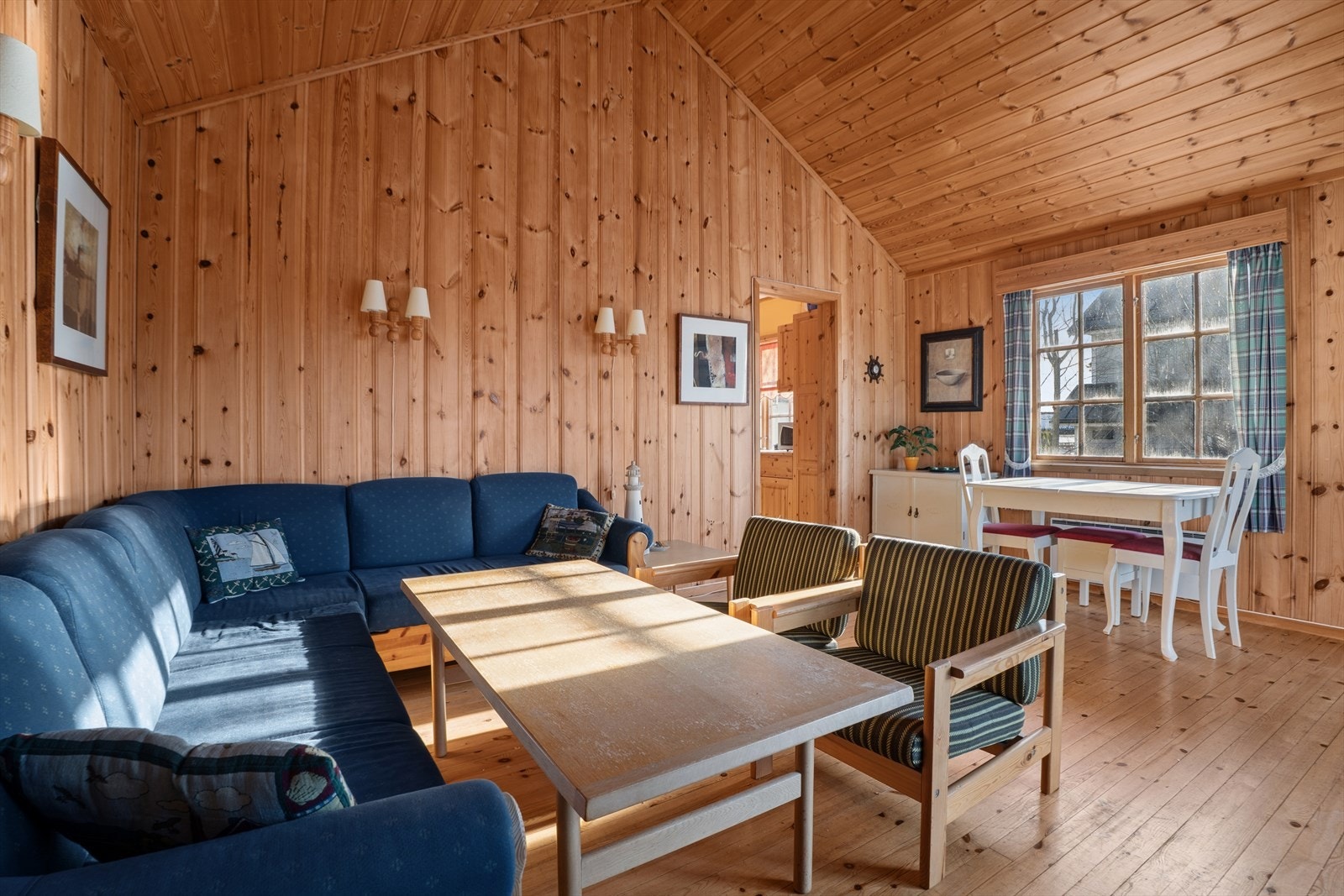Stuen har en fin planløsning med gode møbleringsmuligheter. Galleribilde