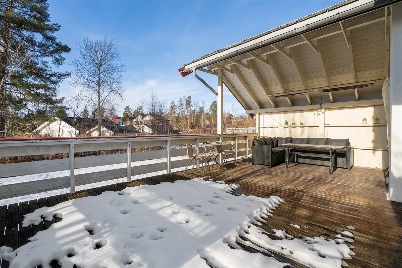 Sydvestvendt terrasse på ca. 33 kvm. med delvis overbygg. Adkomst fra stuen. Galleribilde