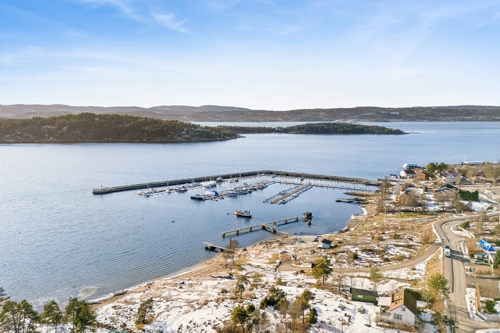 Kun få minutter gangavstand til badestrand og båtanlegg. Galleribilde