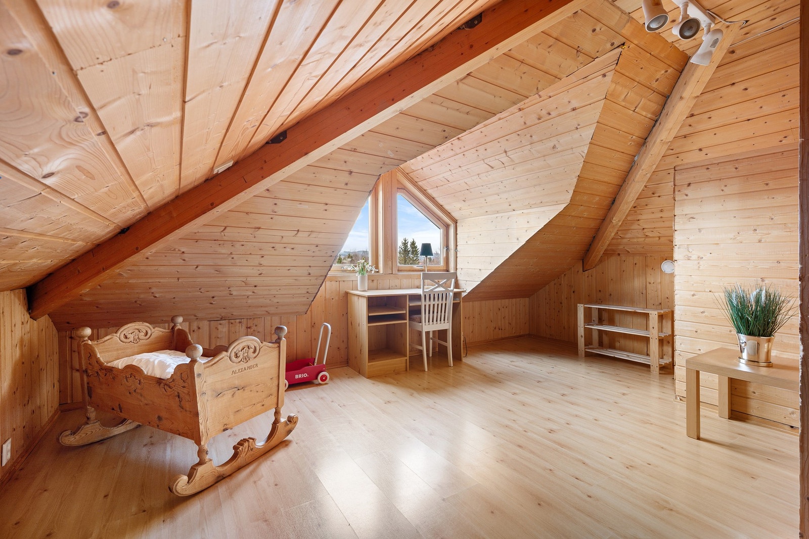Koselig loftstue som er et perfekt oppholdsrom for store og små. Galleribilde