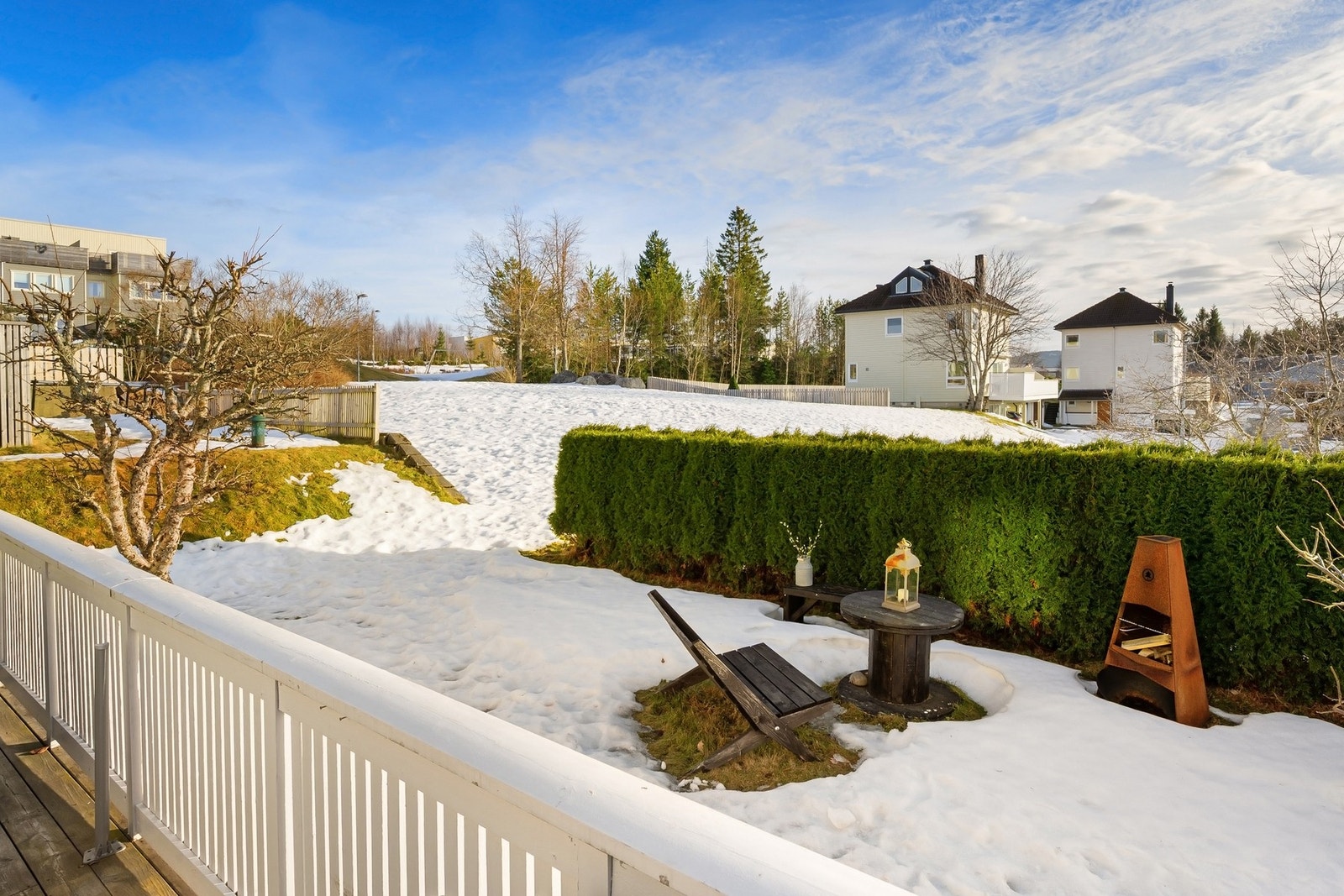 Det er god plass mellom husene og boligen har en pent opparbeidet og skjermet tomt. Galleribilde
