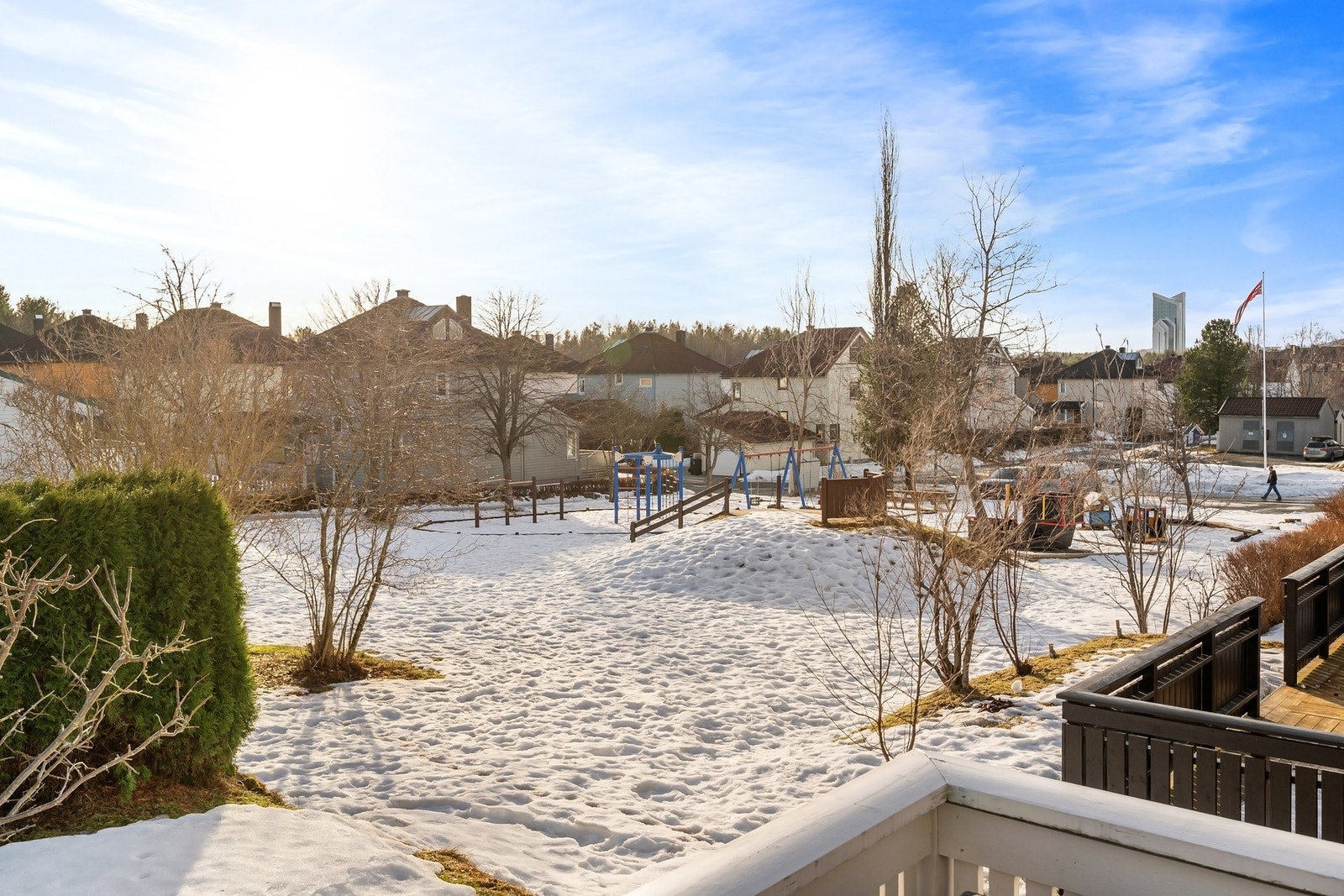Fantastisk beliggenhet. Her kan man sitte på terrassen og se barna leke på lekeplassen rett utenfor. Galleribilde