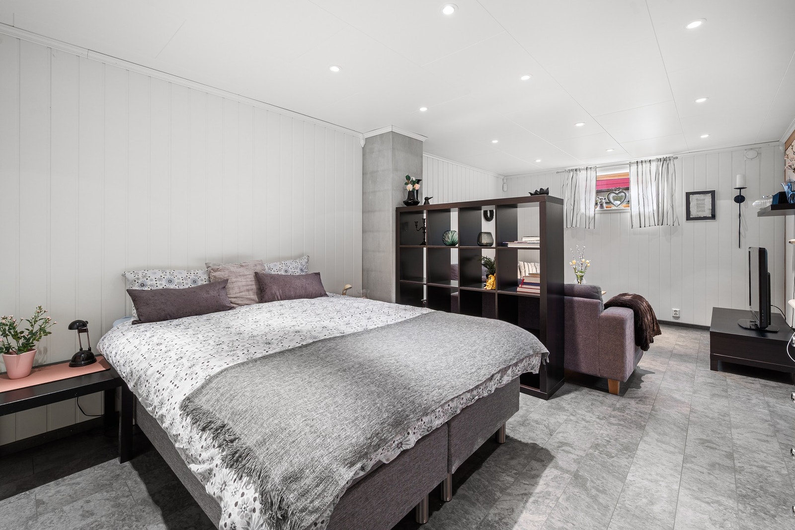 Disponibelt rom på 24 kvm. Det er varme i gulv. Galleribilde