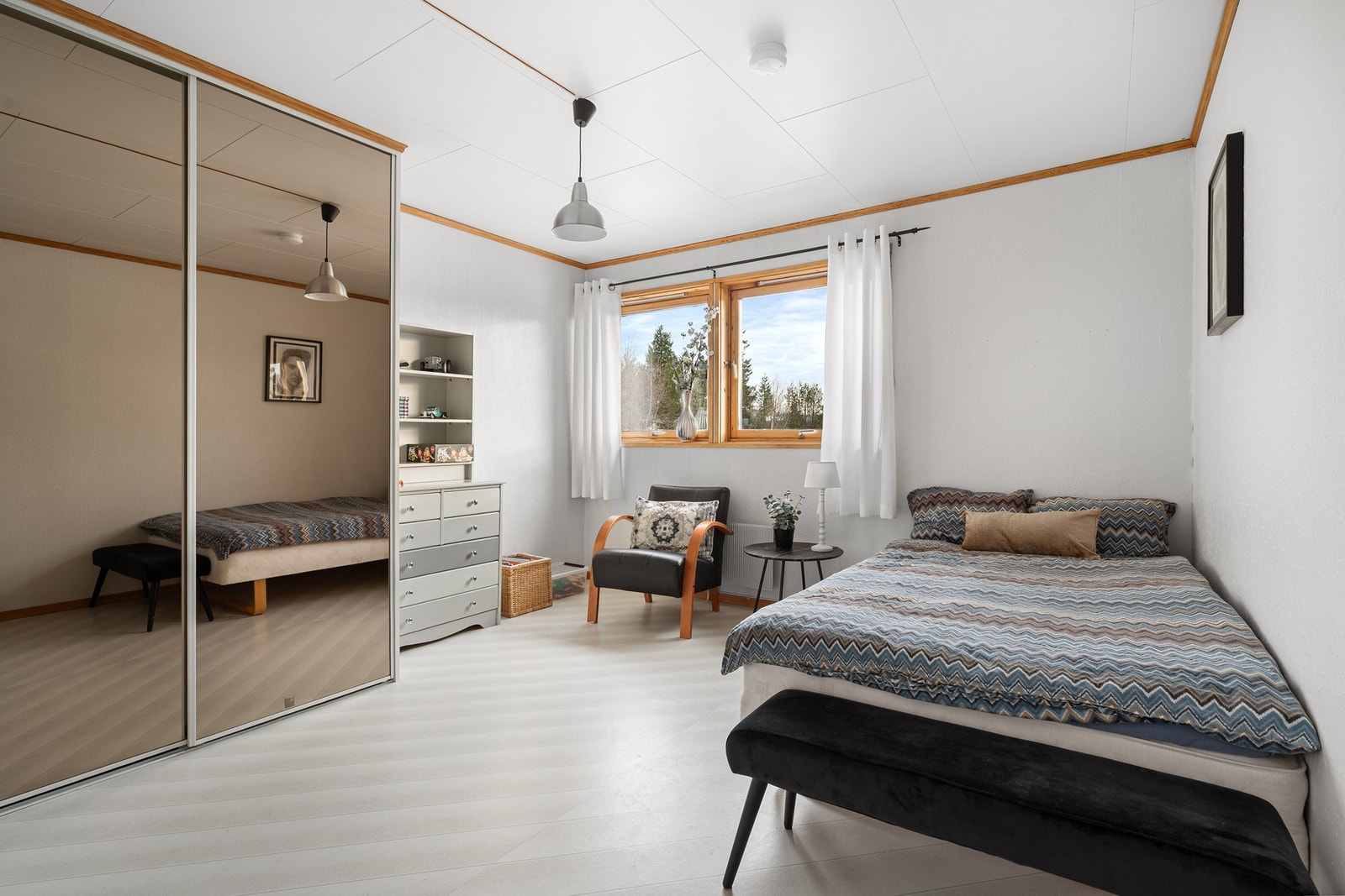 Soverom på 12,9 kvm med romslig innebygd garderobeskap. Galleribilde