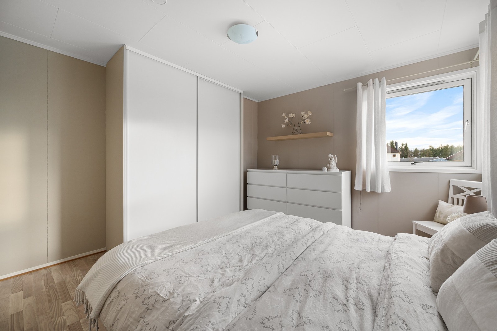 Soverom på 12,6 kvm med god plass til dobbeltseng og garderobeskap. Galleribilde