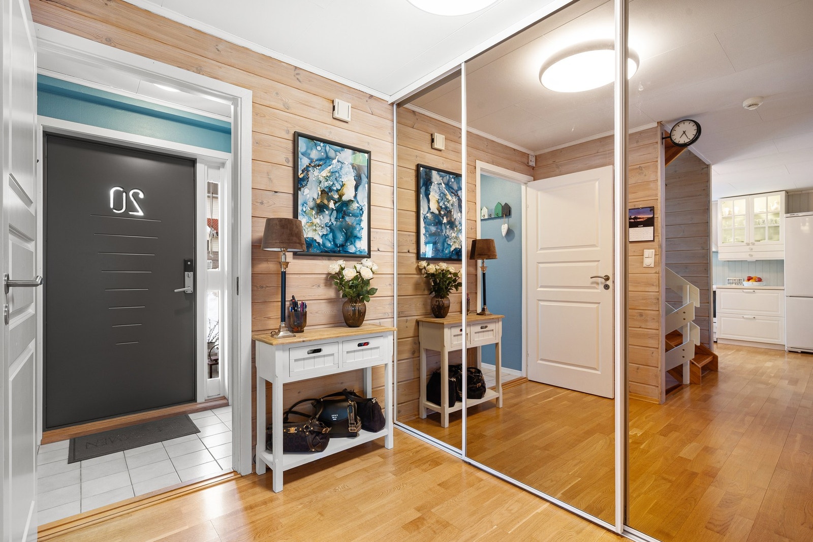 God plass til skyvedørsgarderobe i entreen. Galleribilde