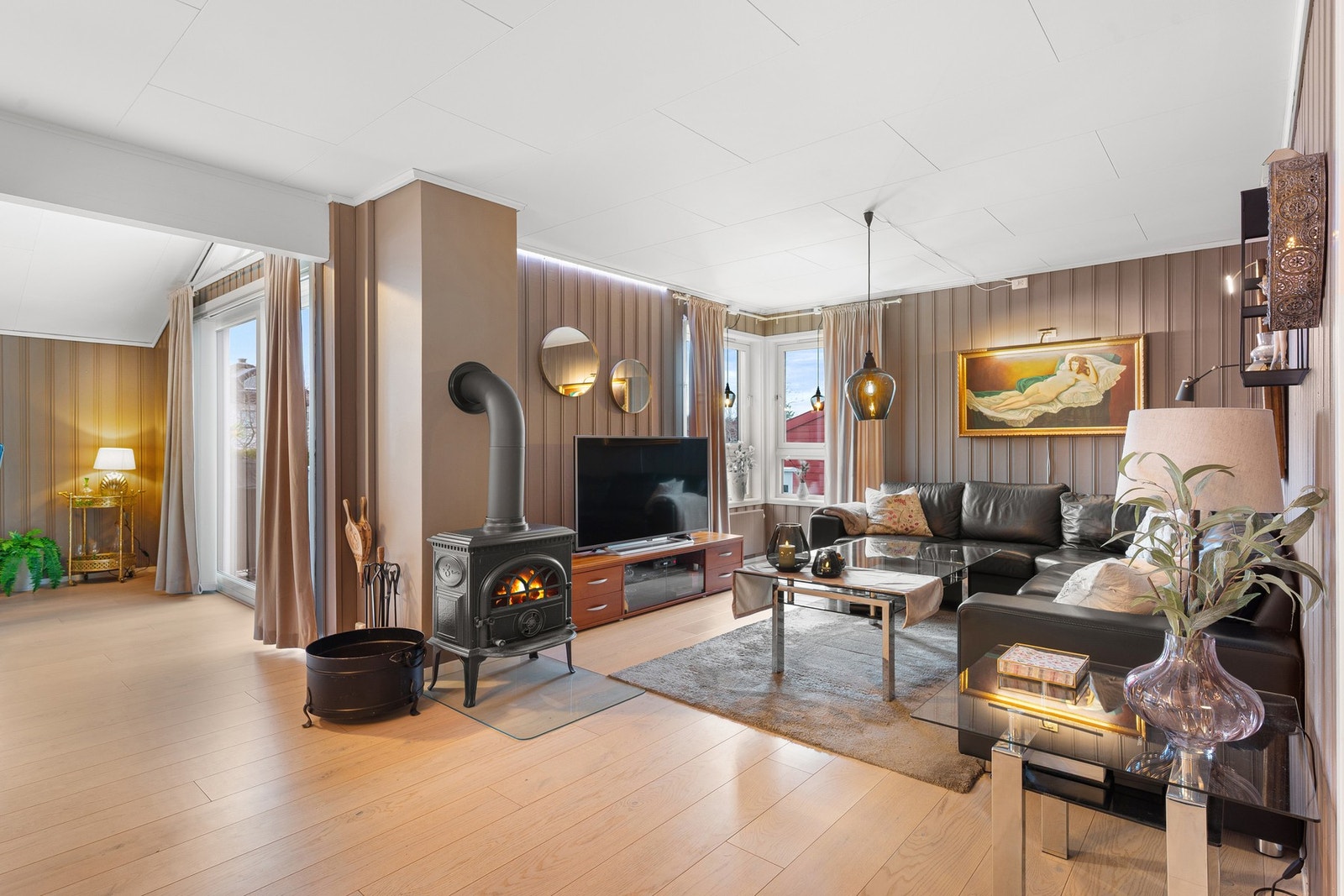 Boligens varmekilder er vedovn, fjernvarme og elektrisk oppvarming. Galleribilde