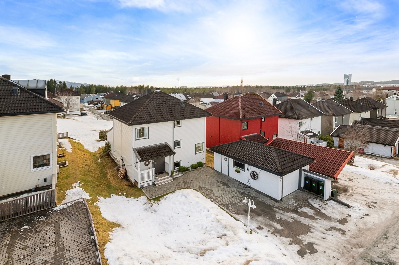 Eiendommen innehar en av de bedre plasseringene i boligfeltet med gode solforhold og nydelig beliggenhet vendt mot friareal. Galleribilde