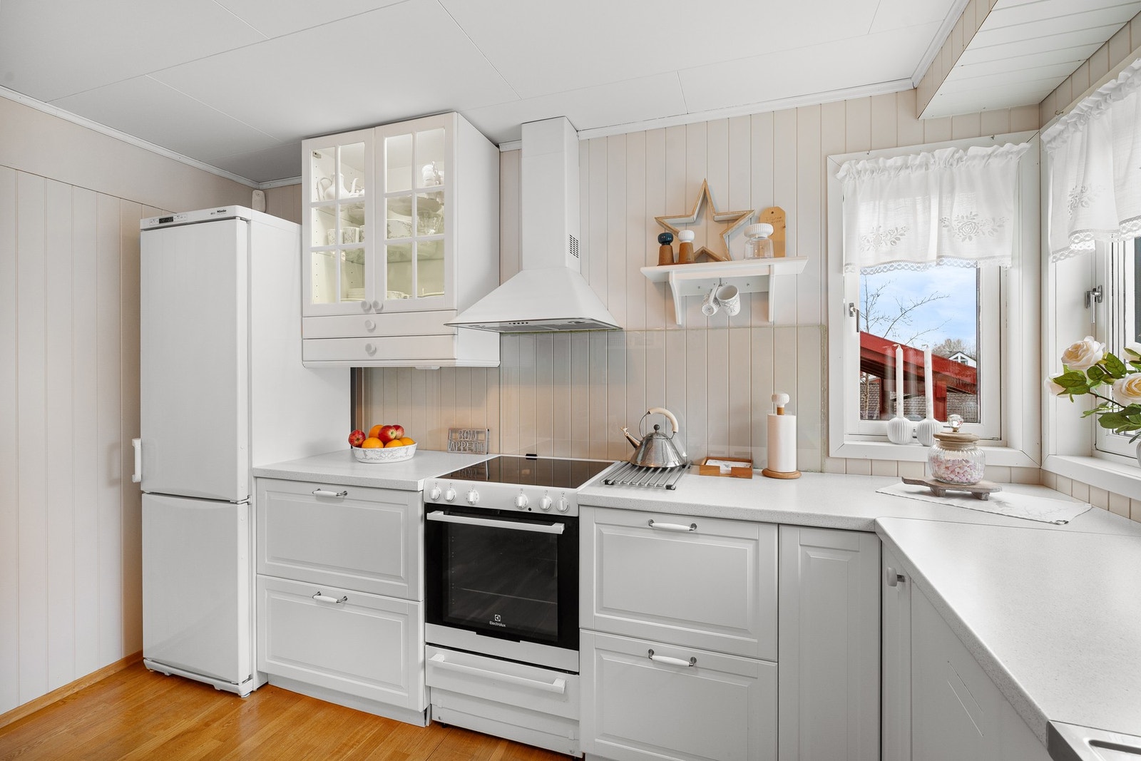 Lyst og pent kjøkken fra 2012. Hvitevarer kan medfølge om ønskelig. Galleribilde