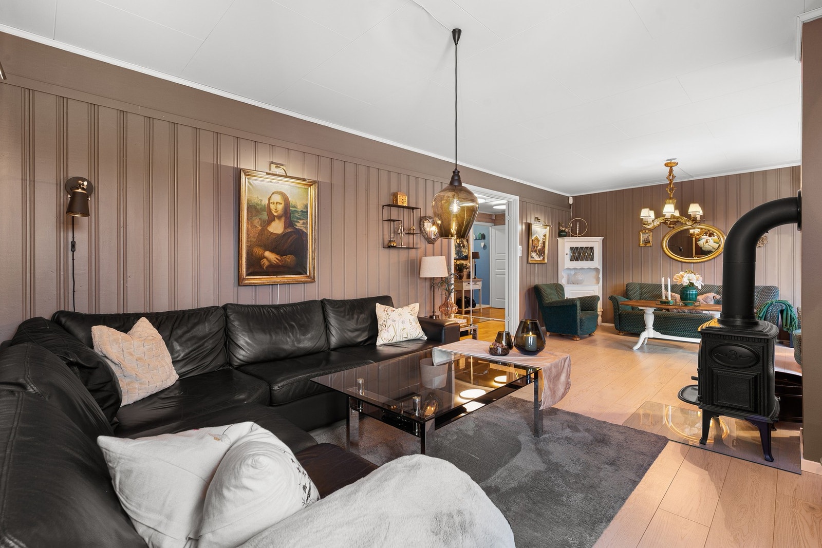 Stor stue med god plass til flere sittegrupper. Galleribilde