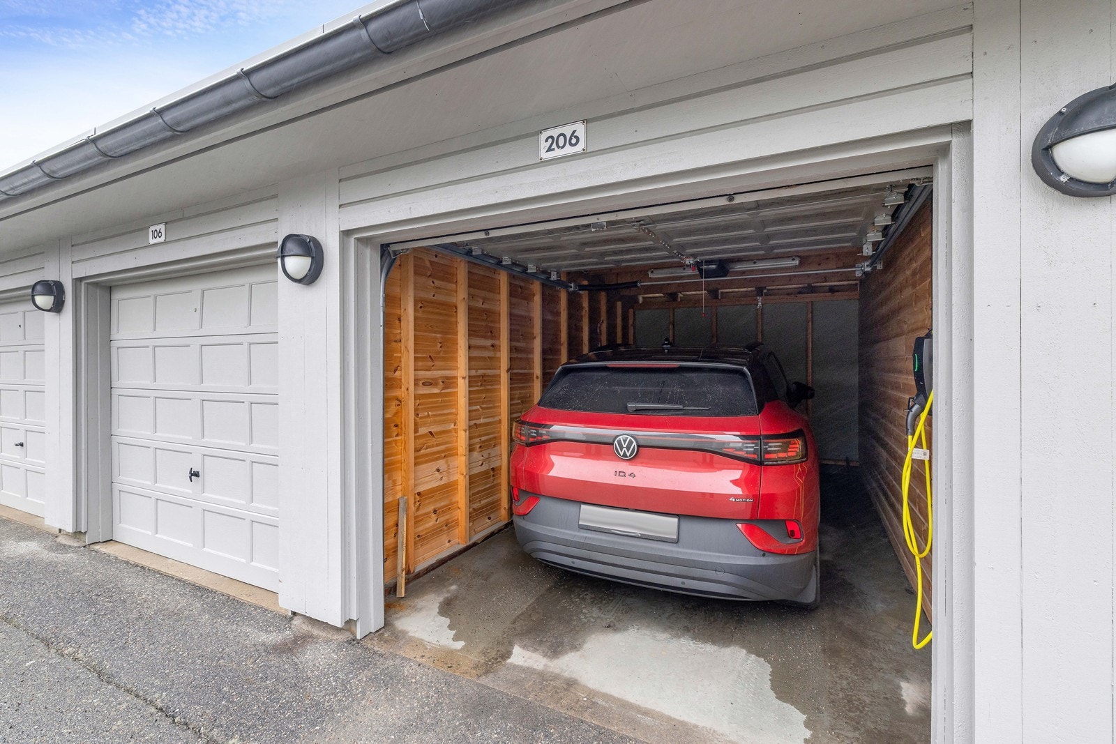 Medfølger garasje i rekke med el. lader. Galleribilde