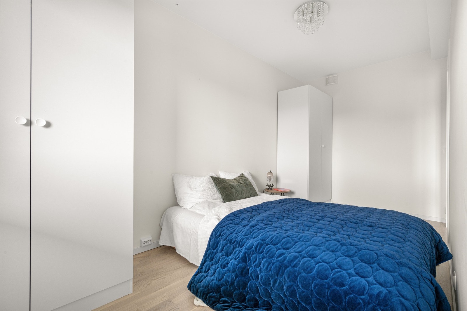 Her kan du innrede med dobbeltseng, nattbord og garderobeløsning. Galleribilde