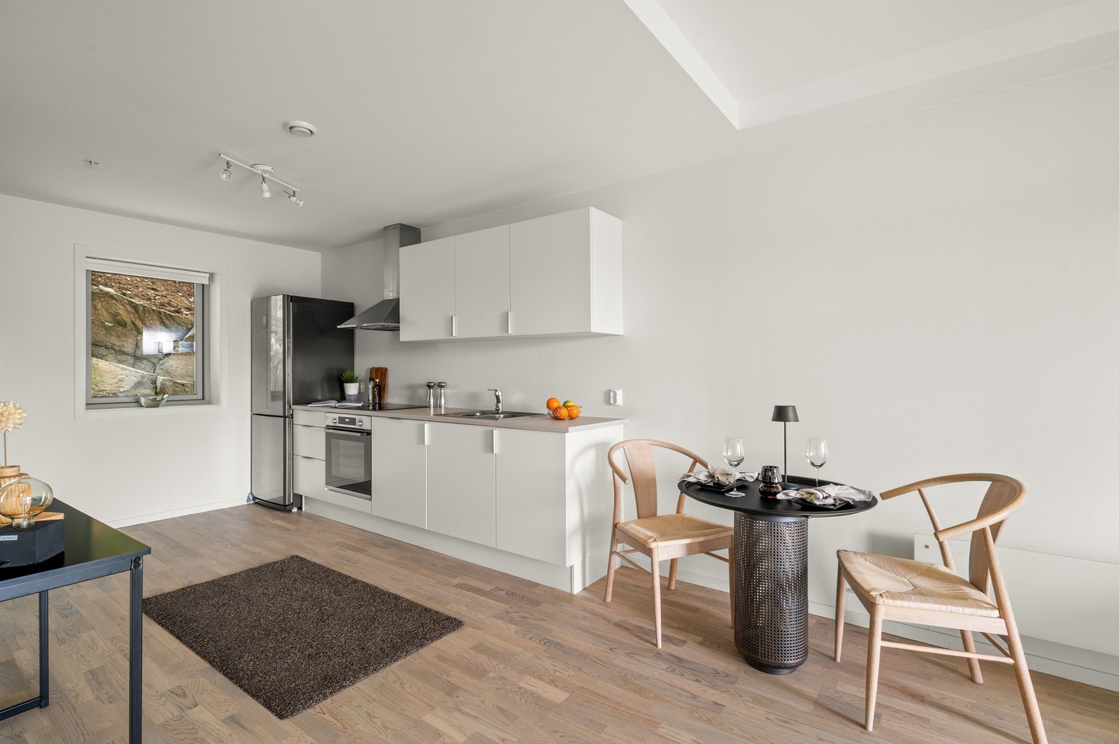 Kjøkkeninnredningen består av slette fronter, laminat benkeplate, over benkeplaten er det benyttet malte flater, stål oppvaskkum og ventilator. Galleribilde